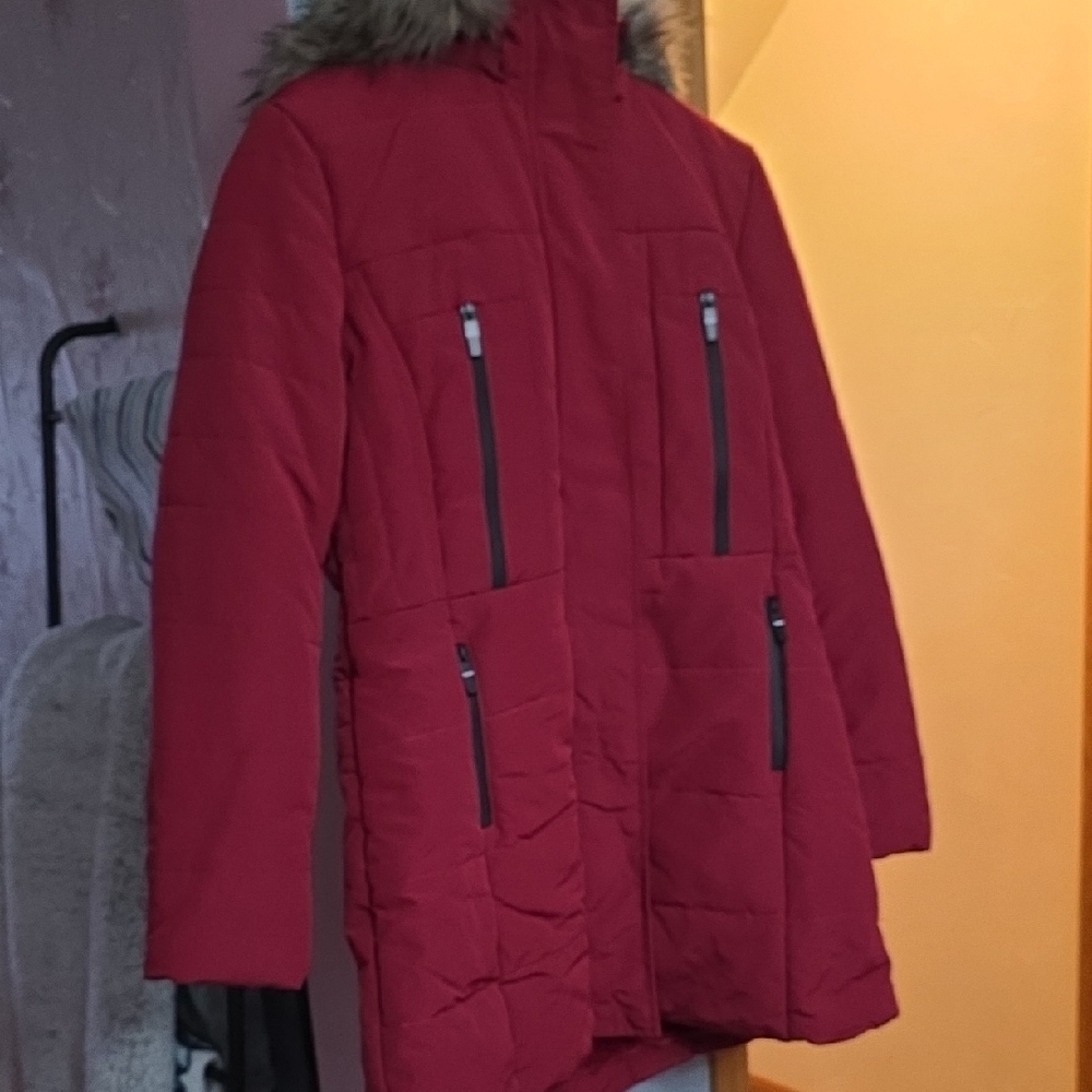 Elegant Red Puffer Jacket with Fur Trim
